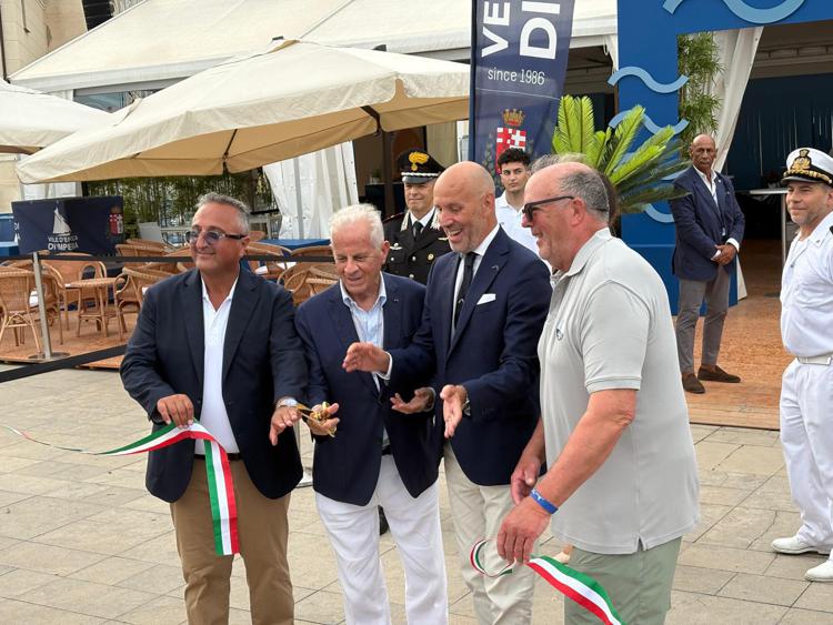 Il sindaco di Imperia Claudio Scajola al teglio dle nastro della Sailing week 2026 - Adnkronos