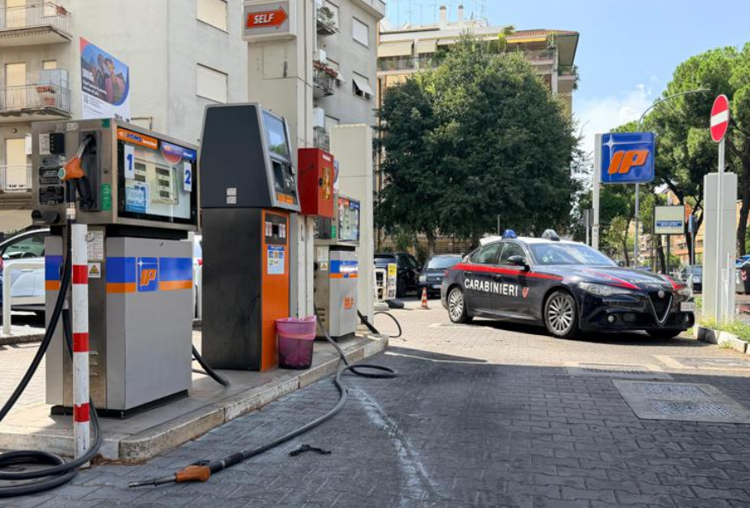 Il distributore di benzina sulla Prenestina - foto dei Carabinieri