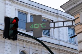 Caldo estremo allenta la morsa, arriva la pioggia ma resta lo spettro della sesta ondata