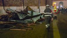 Tetti distrutti e danni alla torre simbolo della città, Cremona devastata dal maltempo - Video
