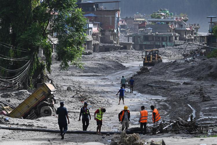 Soccorritori in Nepal - Afp