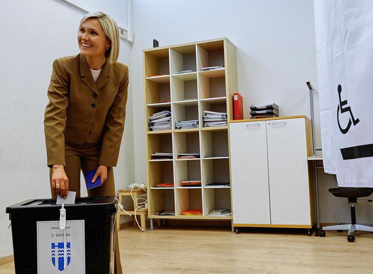 Il primo ministro islandese, Kristrun Frostadottir, al voto