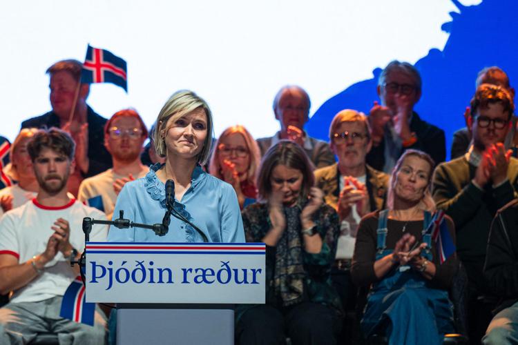 Il primo ministro islandese, Kristrun Frostadottir, durante la campagna per il Sì al referendum sull'Ue - Afp
