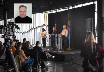 La conferenza stampa con l'esito del referendum e nel riquadro l'esperto Hjörtur J. Guðmundsson - (Afp)