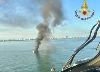 Yacht in fiamme affonda al largo di Jesolo: 10 persone salvate, decisivo l’intervento di un’altra barca