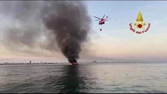 Yacht in fiamme a Jesolo, l'intervento dei vigili del fuoco in elicottero - Video