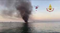 Yacht in fiamme a Jesolo, l'intervento dei vigili del fuoco in elicottero - Video