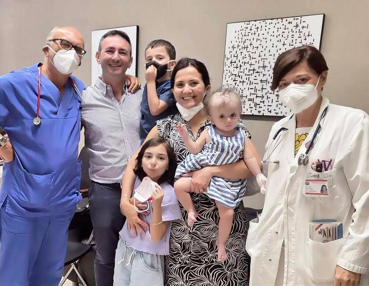Vittoria con la famiglia e con  - a sx Fabio Cardinale,  Direttore Pediatria dell’Ospedale Giovanni XXIII di Bari e a dx Antonella Strippoli, dirigente medico Pediatria dell’Ospedale Giovanni XXIII di Bari