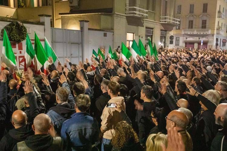 Saluti romani al corteo dell'aprile 2023 in memoria di Sergio Ramelli - (Ipa)