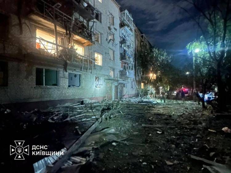 Ucraina, Kiev sotto attacco: almeno 12 morti e danni ingenti. Colpita anche la rete ferroviaria