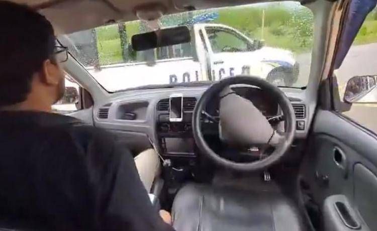 Auto a guida autonoma si sontra con la polizia