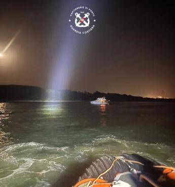 La salvezza arriva con un drone marino, Guardia Costiera soccorre diportisti naufragati sugli scogli a Civitavecchia