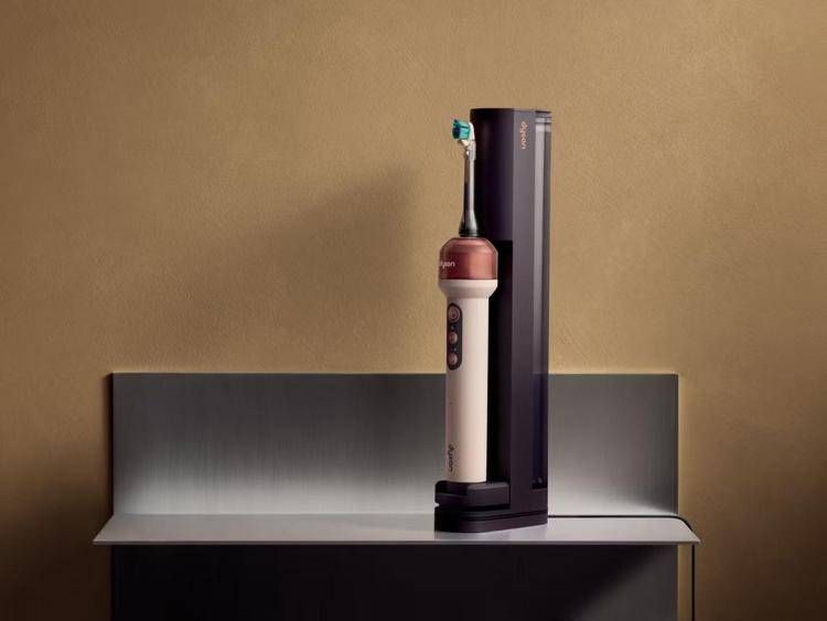 Dyson lancia lo spazzolino con telecamera che sostituisce il filo interdentale