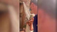 Taormina, incendio raggiunge il centro abitato: soccorsa una donna che non vuole lasciare la sua casa - Video