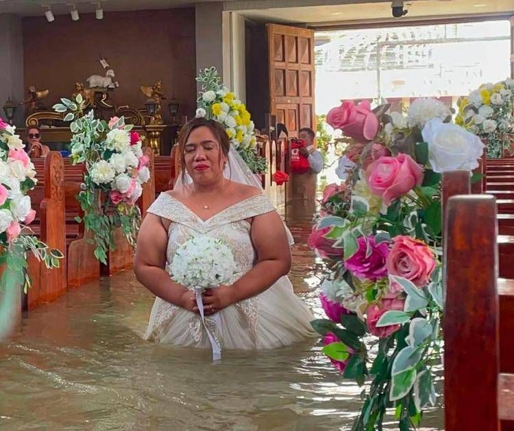 La sposa - (Foto dal profilo Fb della parrocchia)