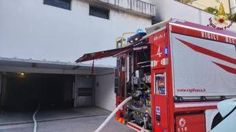 Roma, incendio in un box di via Vitellia: auto elettrica coinvolta, 6 intossicati