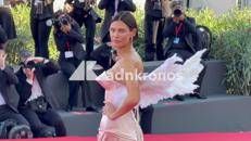 Venezia 83, Bianca Balti un angelo sul red carpet: il look con le ali incanta il Lido - Video