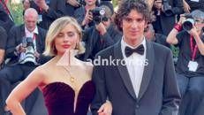 Venezia 83, l'eleganza dei conduttori Greta Scarano e Nicolas Maupas sul primo red carpet - Video