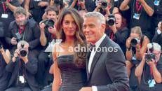 Clooney show sul red carpet di Venezia 83, si siede tra i fotografi e manda i visibilio i fan - Video