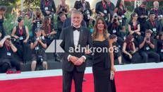 Venezia 83, il ministro Giuli sul red carpet con i colori della Palestina - Video
