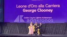 Leone d'oro alla carriera per George Clooney, è standing ovation a Venezia 2026 - Video