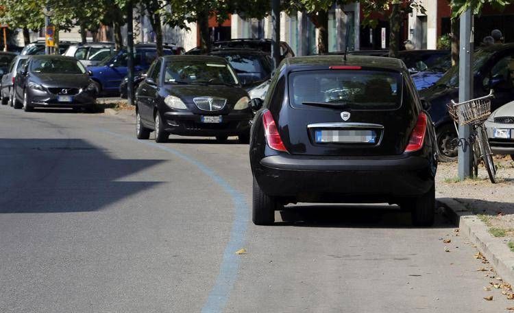 Auto parcheggiate nelle strisce blu - (Ipa)