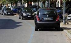 Auto parcheggiate nelle strisce blu - (Ipa)