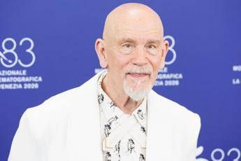 Venezia 83, John Malkovich: "Non vado in pensione, l'Oscar per 'Wild Horse Nine'? Quello che conta è il film"