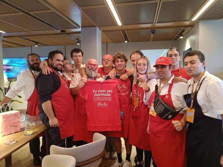 I ragazzi di PizzAut con Antonelli - Foto concessa da PizzAut