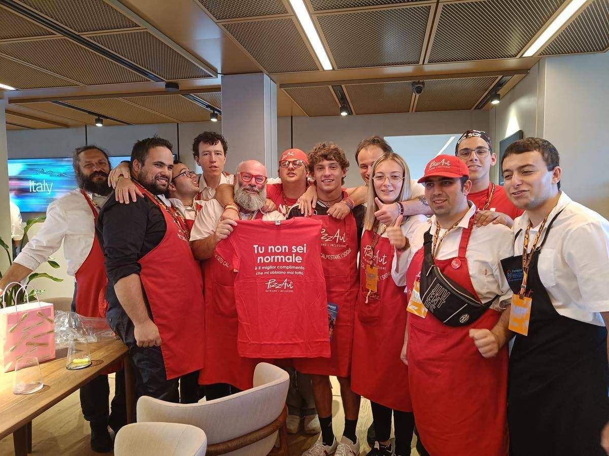 https://www.adnkronos.com/resources/02a9-2180f322dfa2-08cde8dff64a-1000/format/huge/i_ragazzi_di_pizzaut_con_antonelli.jpeg