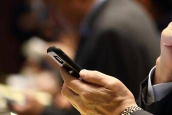 Una persona con lo smartphone - (Afp)
