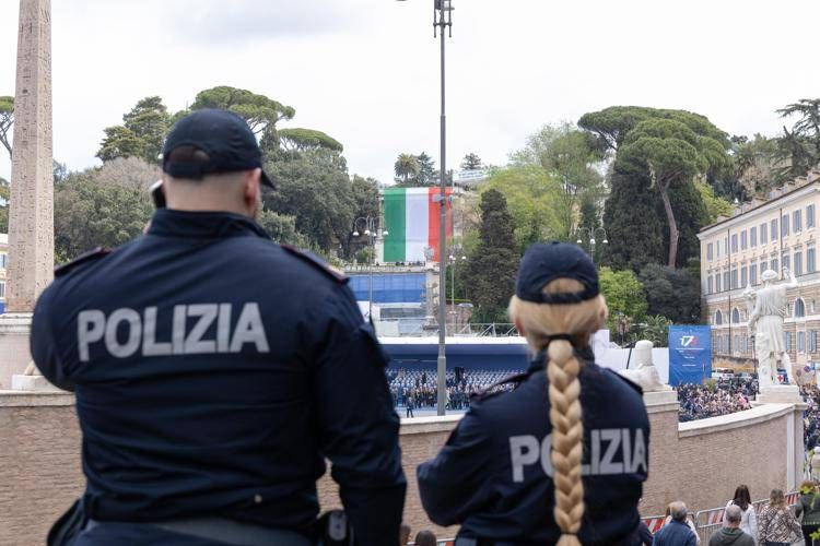 Due agenti di polizia - (Fotogramma)
