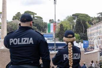 Due agenti di polizia - (Fotogramma)