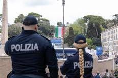 Due agenti di polizia - (Fotogramma)