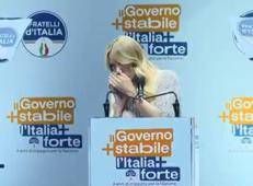 Giorgia Meloni al telefono - (fermo immagine)