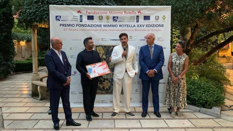 (La cerimonia di premiazione di Andrea Pallaoro - Adnkronos)