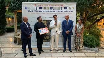 (La cerimonia di premiazione di Andrea Pallaoro - Adnkronos)