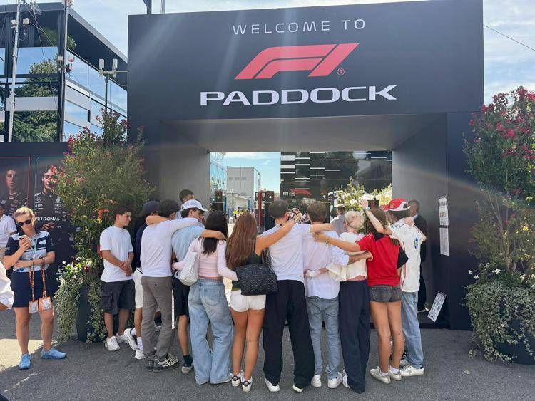 Alcuni dei ragazzi sopravvissuti alla tragedia di Crans Montana ospiti a Monza