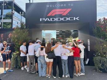 Crans Montana, i ragazzi sopravvissuti alla tragedia di Capodanno ospiti al Gp di Monza