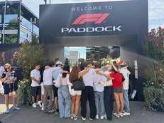 Alcuni dei ragazzi sopravvissuti alla tragedia di Crans Montana ospiti a Monza