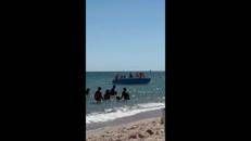 Migranti verso spiaggia, respinti dai bagnanti a Santa Margherita di Pula - Video
