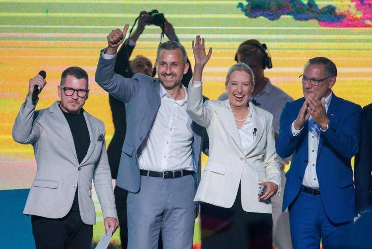 Matthias Buettne dell’AfD, Ulrich Siegmund, candidato di punta in Sassonia, e i co-leader Alice Weidel e Tino Chrupalla - (Afp)