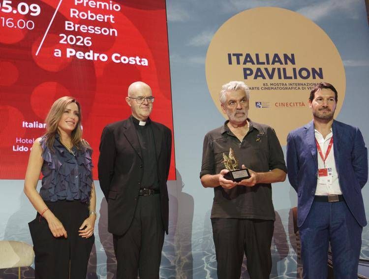 (Pedro Costa con mons. Davide Milani, Lucia Borgonzoni e Gianluca Arnone - Ufficio stampa Ente dello Spettacolo)