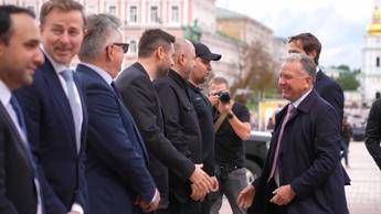 Ucraina-Russia, Zelensky accoglie gli inviati di Trump a Kiev - Video