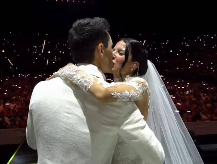 Il bacio - Fermo dal video su Instagram