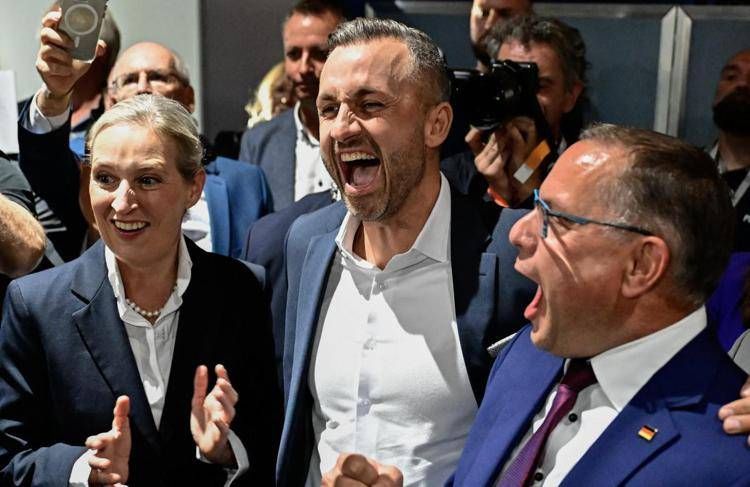 Ulrich Siegmund, candidato dell'Afd in Sassonia, con i due leader del partito, Alice Weidel e Tino Chrupalla - (Afp)