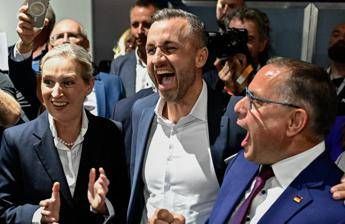 Ulrich Siegmund, candidato dell'Afd in Sassonia, con i due leader del partito, Alice Weidel e Tino Chrupalla - (Afp)