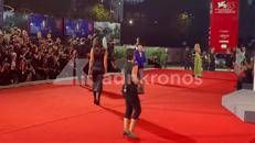 Lino Banfi e Irina Shayk, il red carpet più improbabile a Venezia 83 - Video