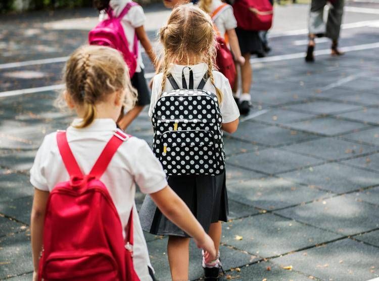 Bambini vanno a scuola - (123Rf)