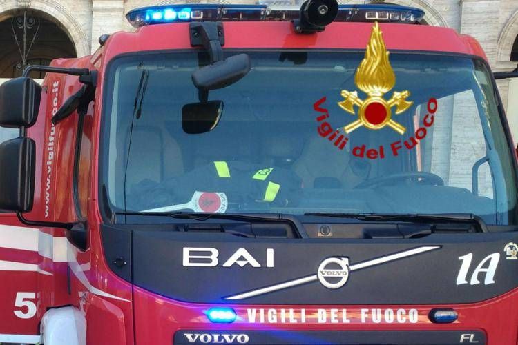 Crolla il solaio di un negozio in via Cola di Rienzo: 4 soccorsi ed estratti da macerie